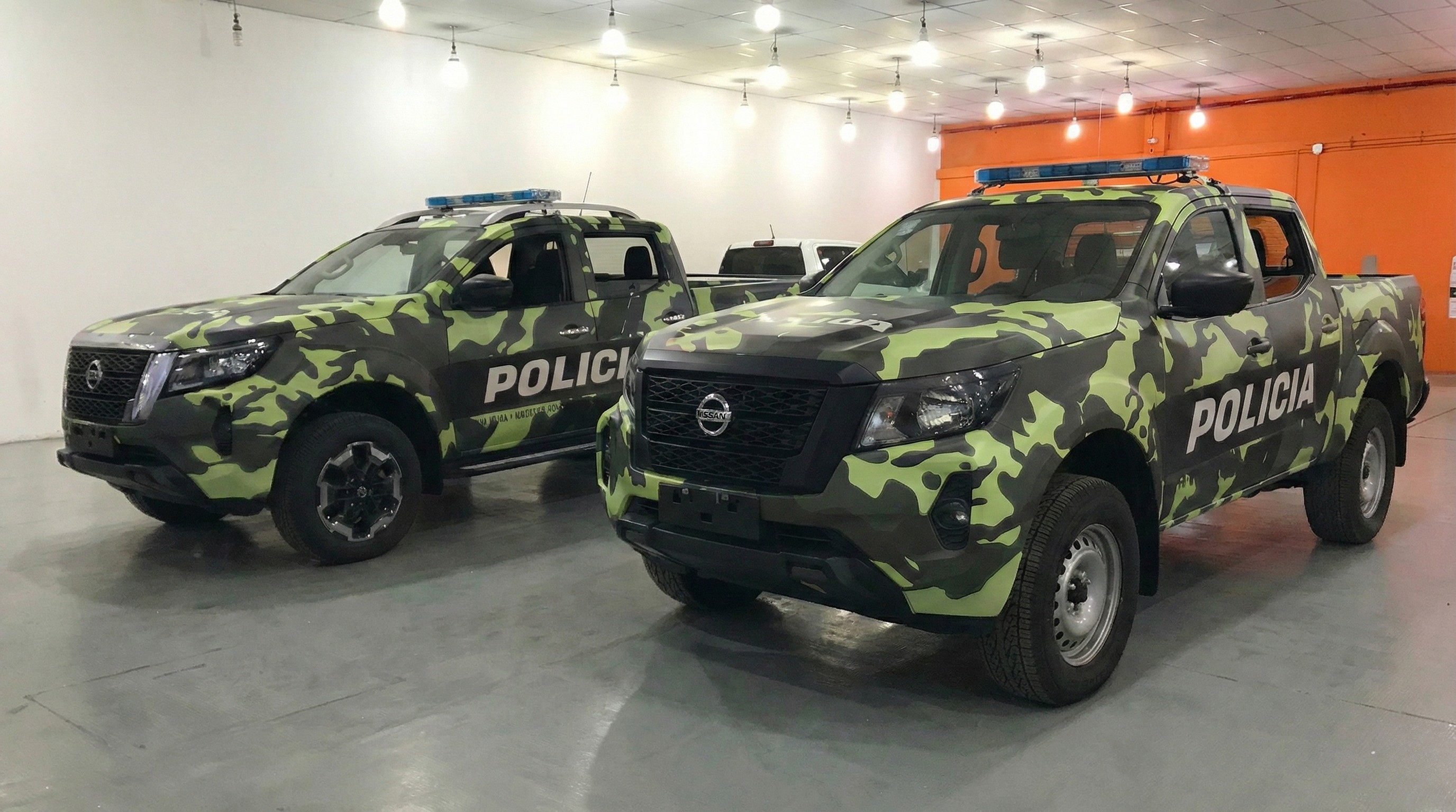 Camionetas con ploteo camuflado táctico